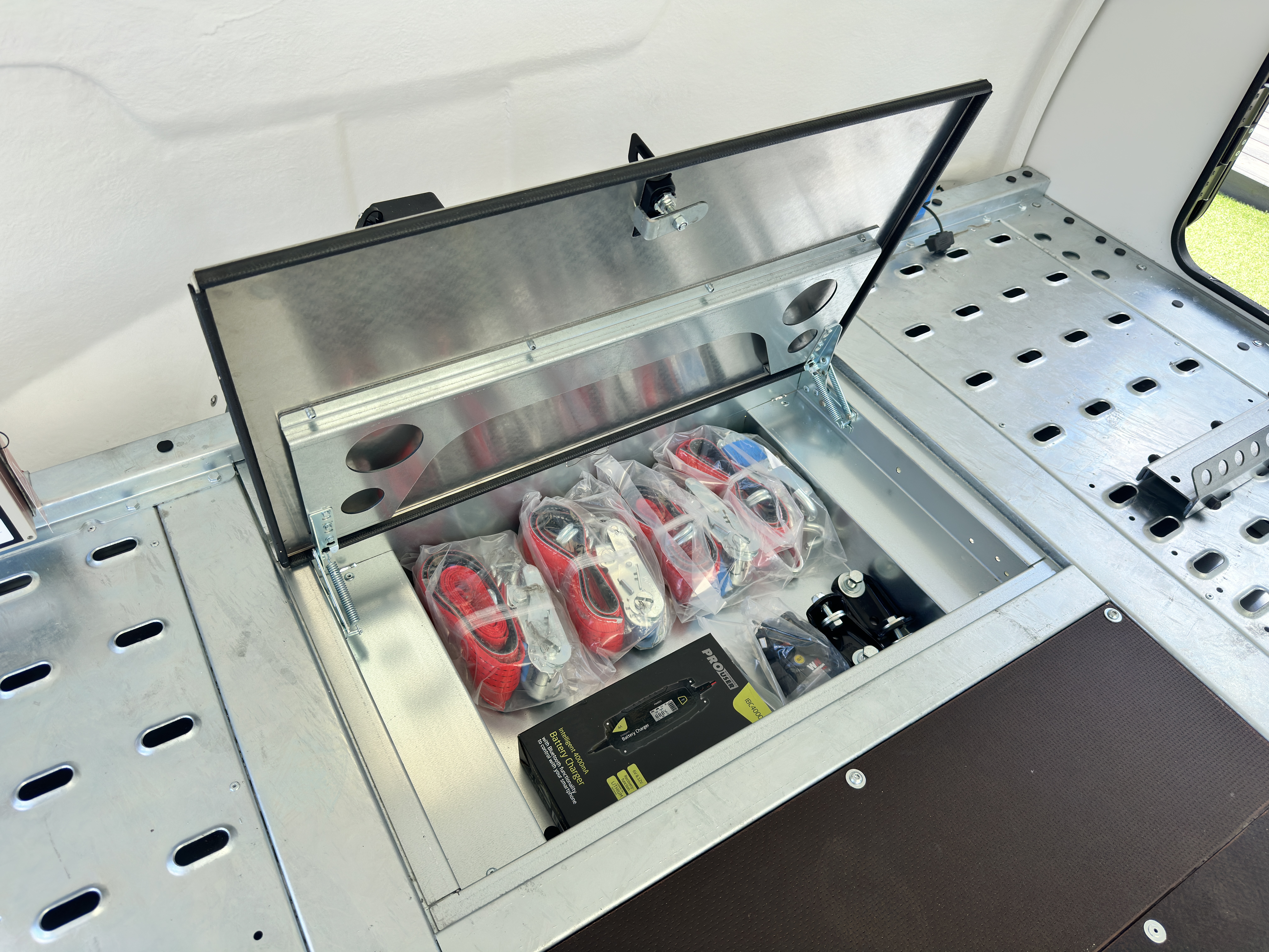 Uzavřený autopřepravník RACE SPORT 32